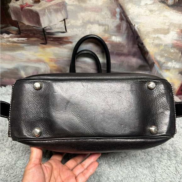 Marc Jacobs Elegant Black Leather Handbag - Picture 5 of 12